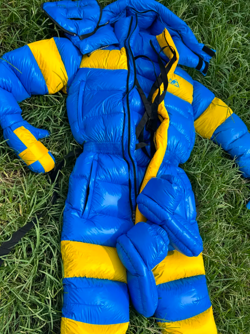 SKIING BLUE AND YELLOW SUIT